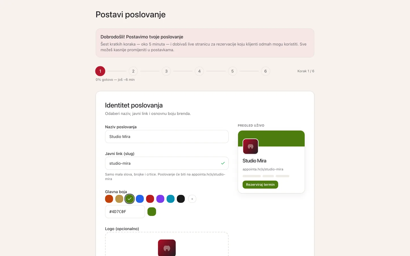 Korak Identitet poslovanja: polja Naziv poslovanja i Javni link sa zelenom kvačicom dostupnosti, osam ponuđenih boja, gumb Učitaj logo i desno Pregled uživo s karticom poslovanja i gumbom Rezerviraj termin