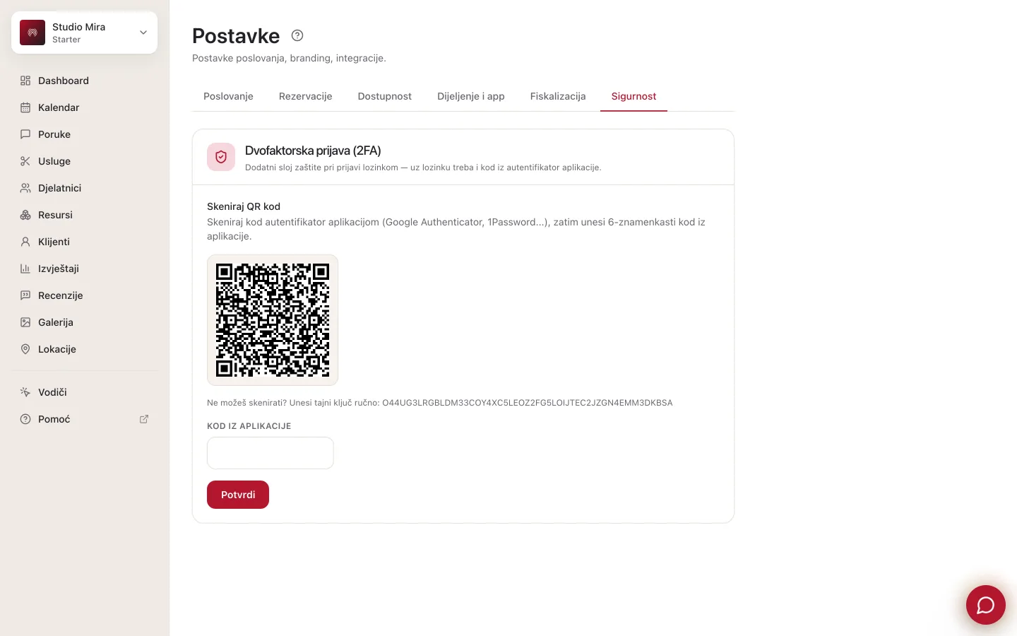 Drugi korak uključivanja 2FA: naslov Skeniraj QR kod, QR kod za autentifikator aplikaciju, redak s tajnim ključem za ručni unos, polje Kod iz aplikacije i gumb Potvrdi